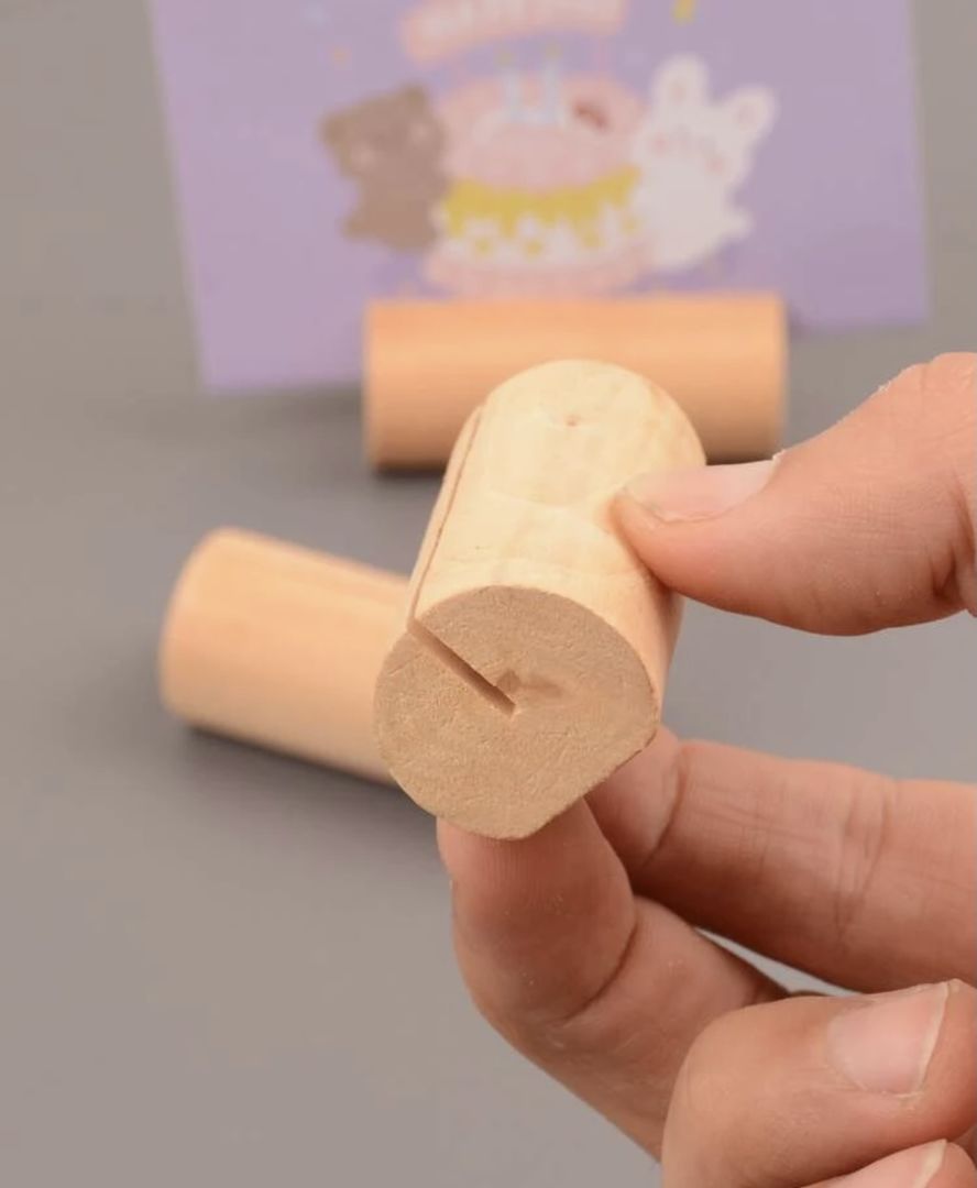 حامل بطاقات خشبي