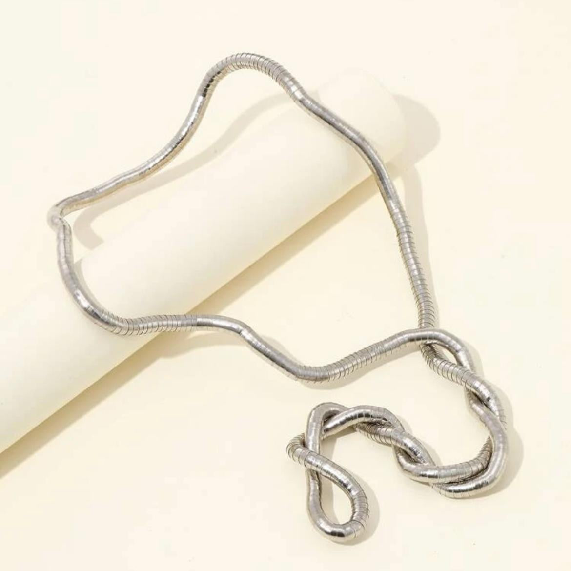 قلادة بسيطة