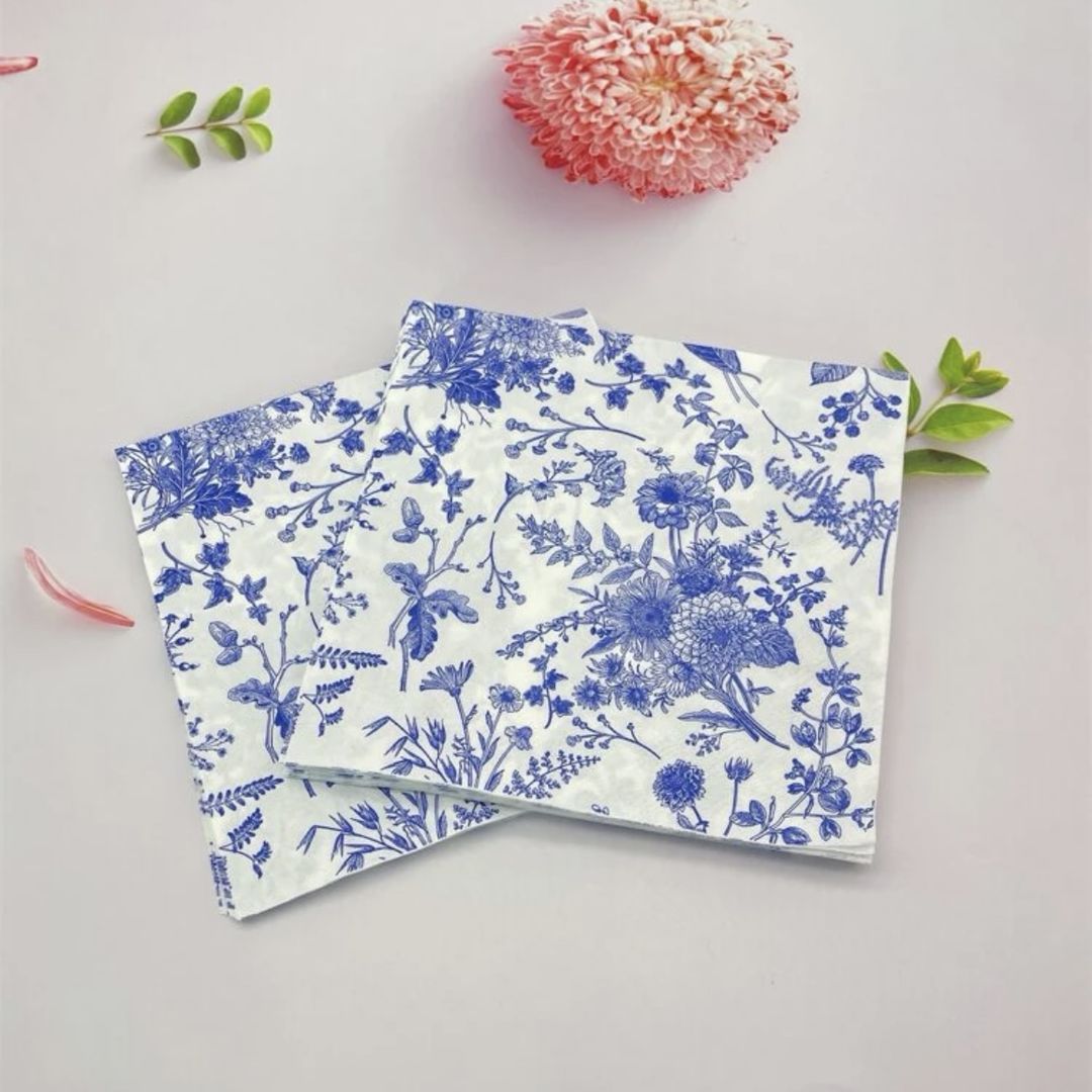منديل ورقي مزين بالزهور الزرقاء