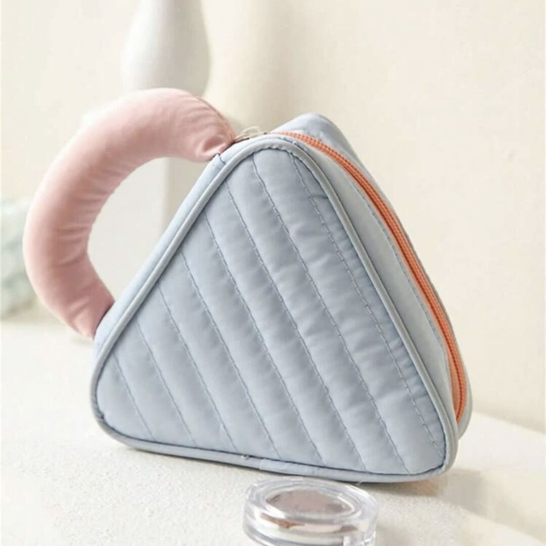حقيبة مكياج صغيرة مثلثة
