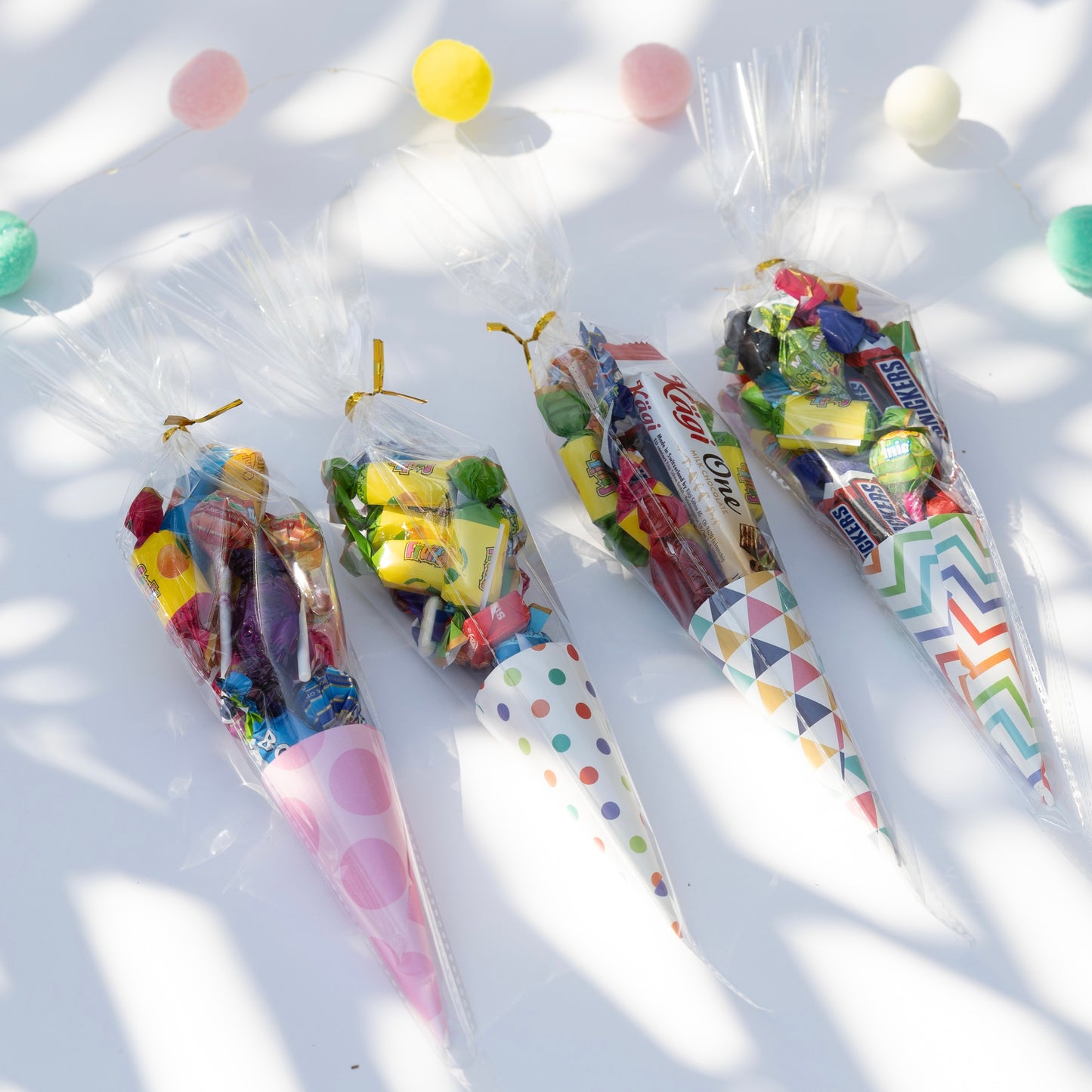 بلاستيك مخروطي الشكل مع مخروط ورقي صغير