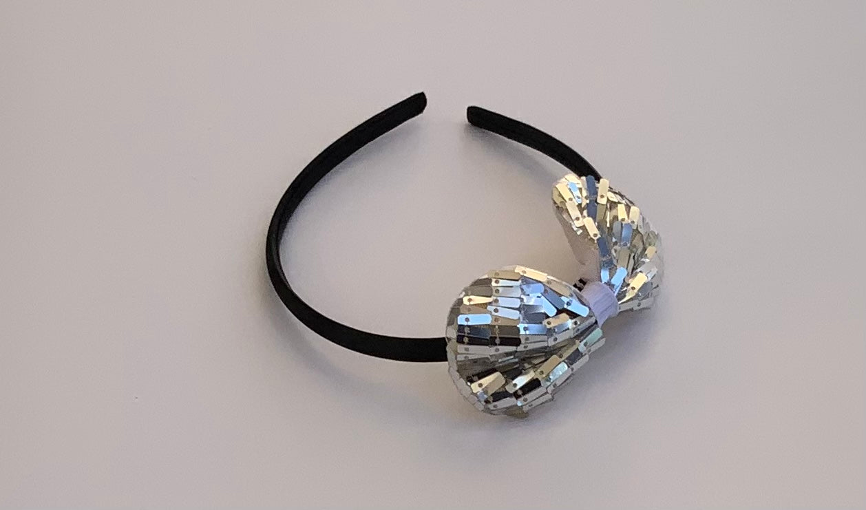 عصابة رأس ملونة