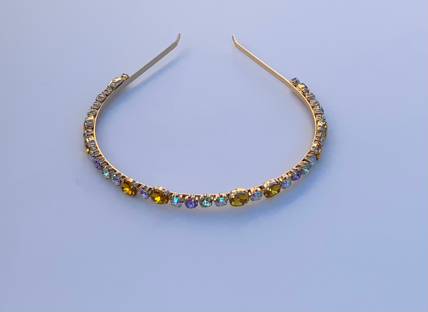 عصابة رأس من الأحجار الملونة