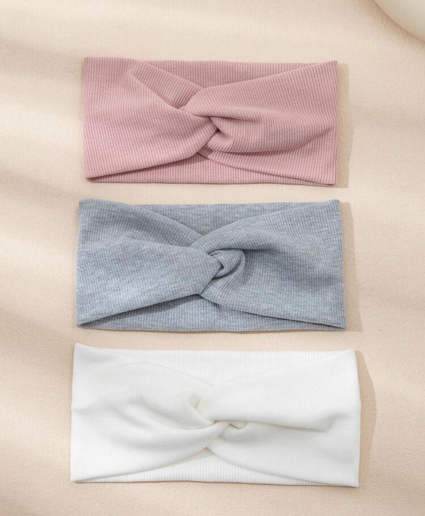 عصابة شعر بتفاصيل ملتوية