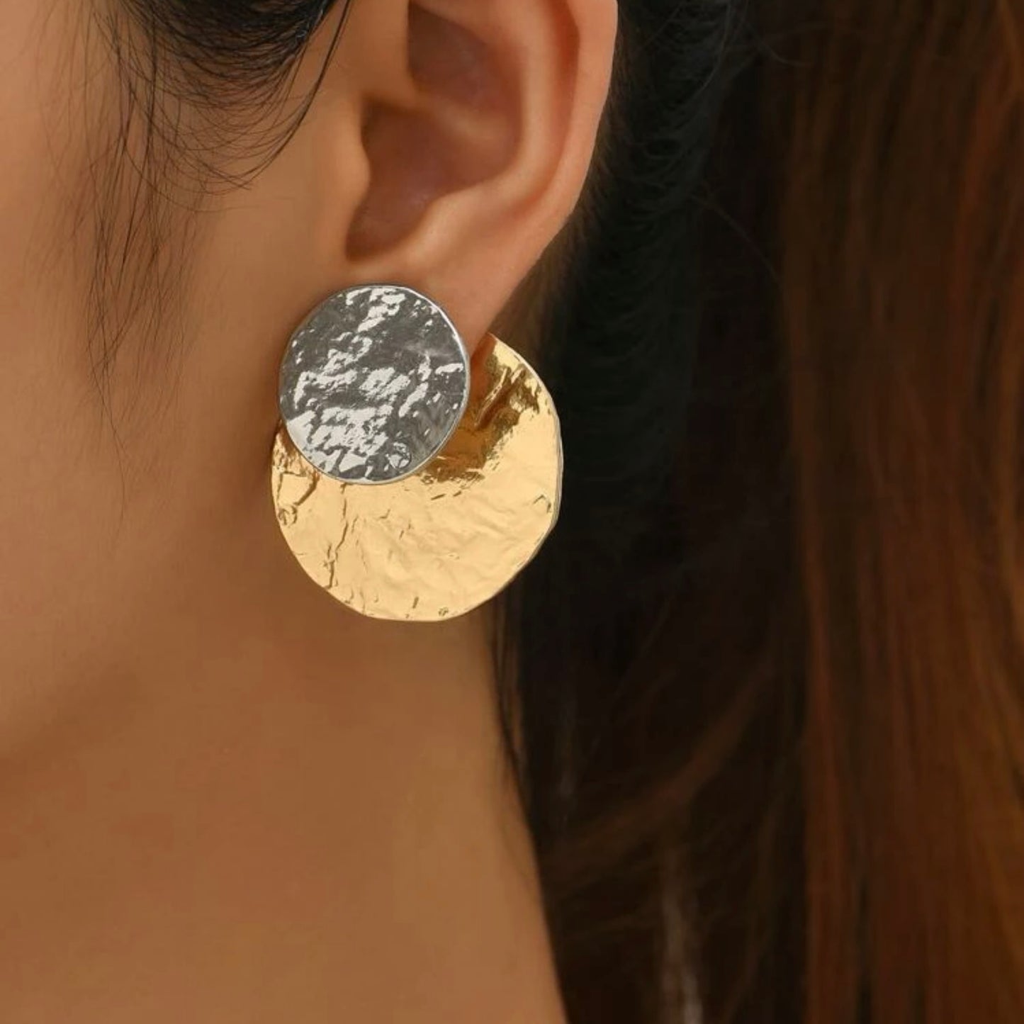 قرط دائري بلونين