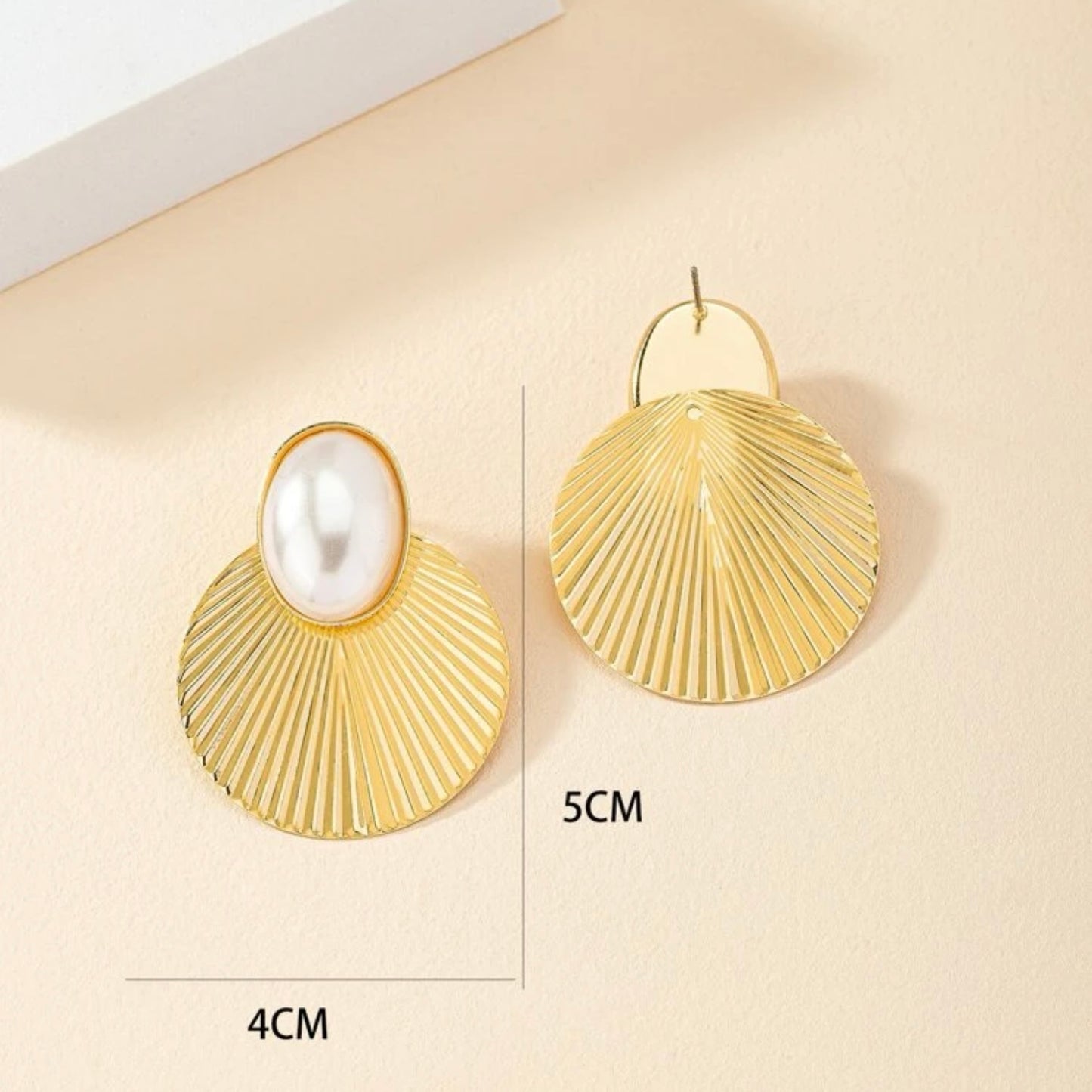 قرط لؤلؤ ذهبي