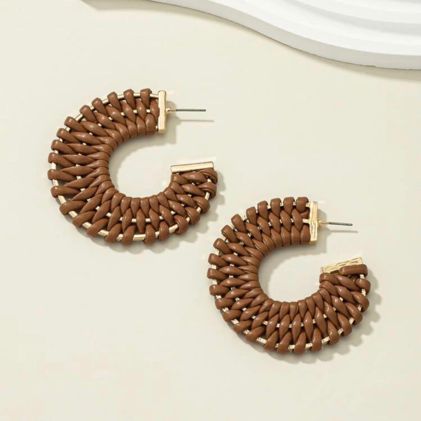 قرط دائري مضفر