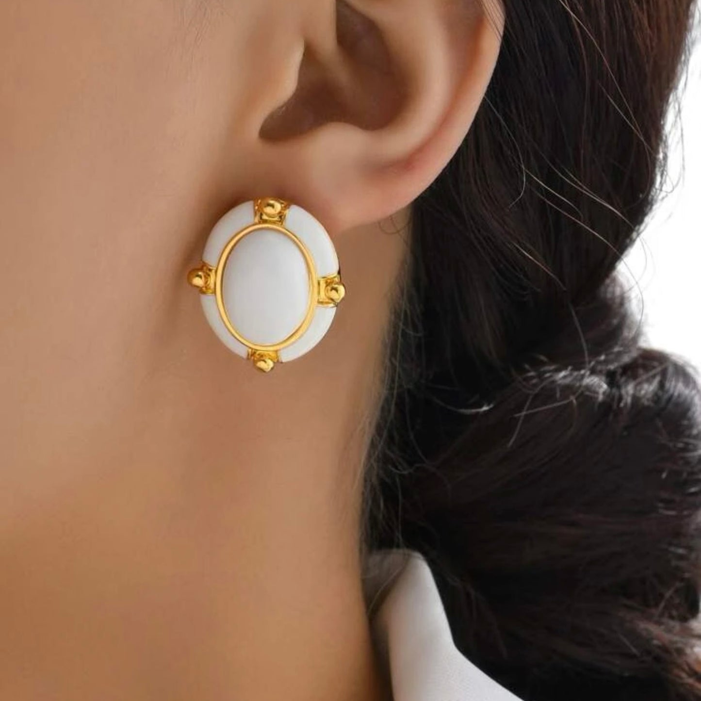 قرط أبيض أنيق