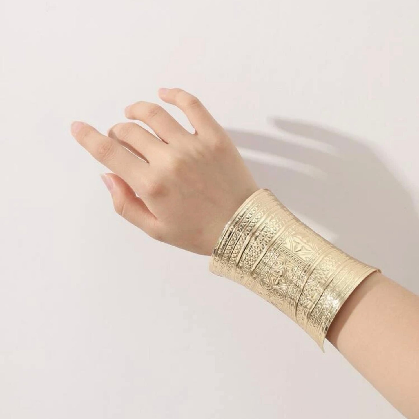 سوار ذهبي عريض