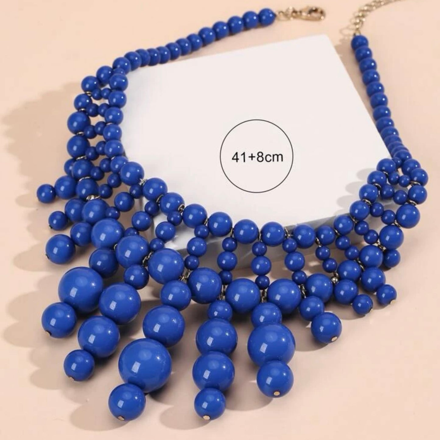 قلادة من الخرز الأزرق