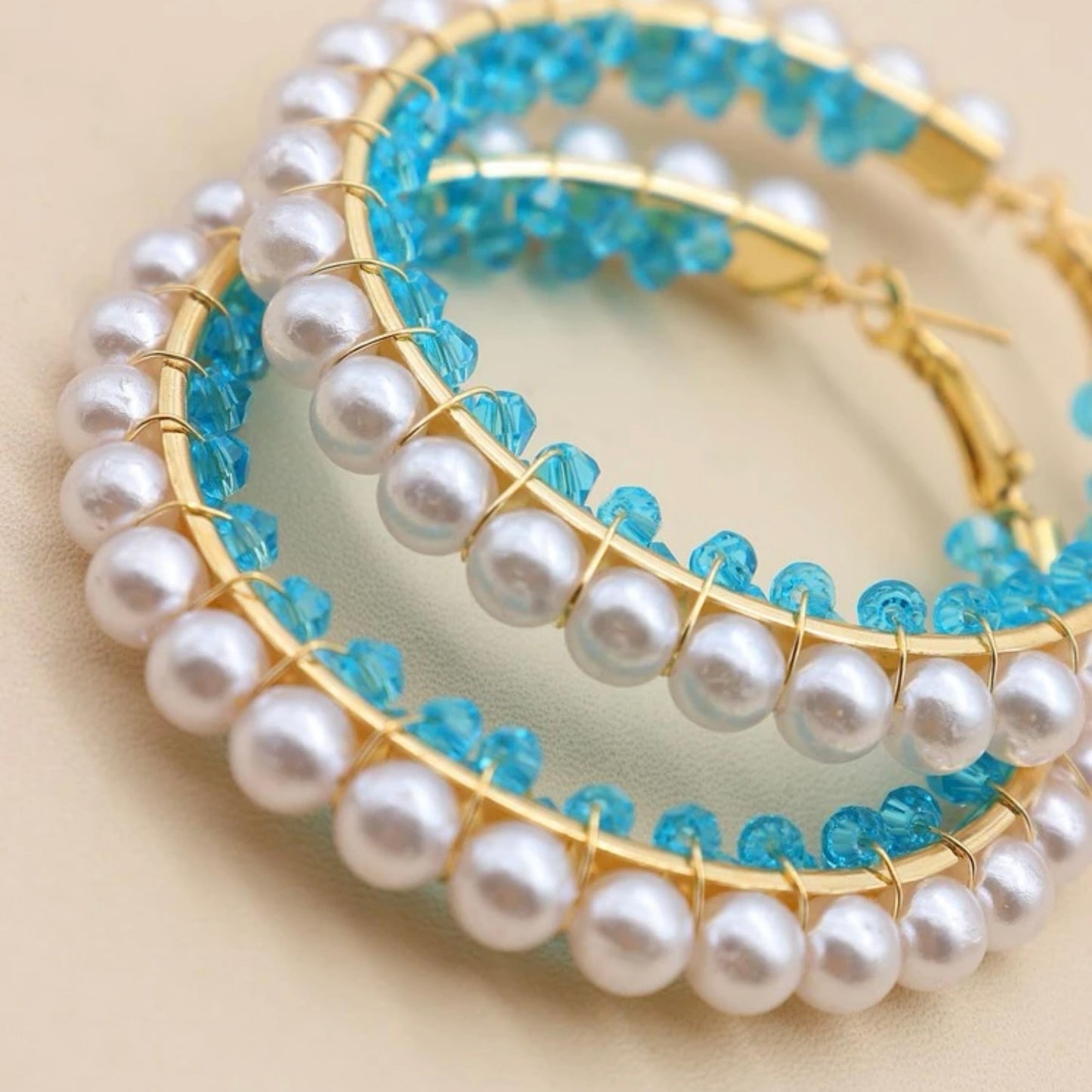 قرط دائري من الخرز واللؤلؤ