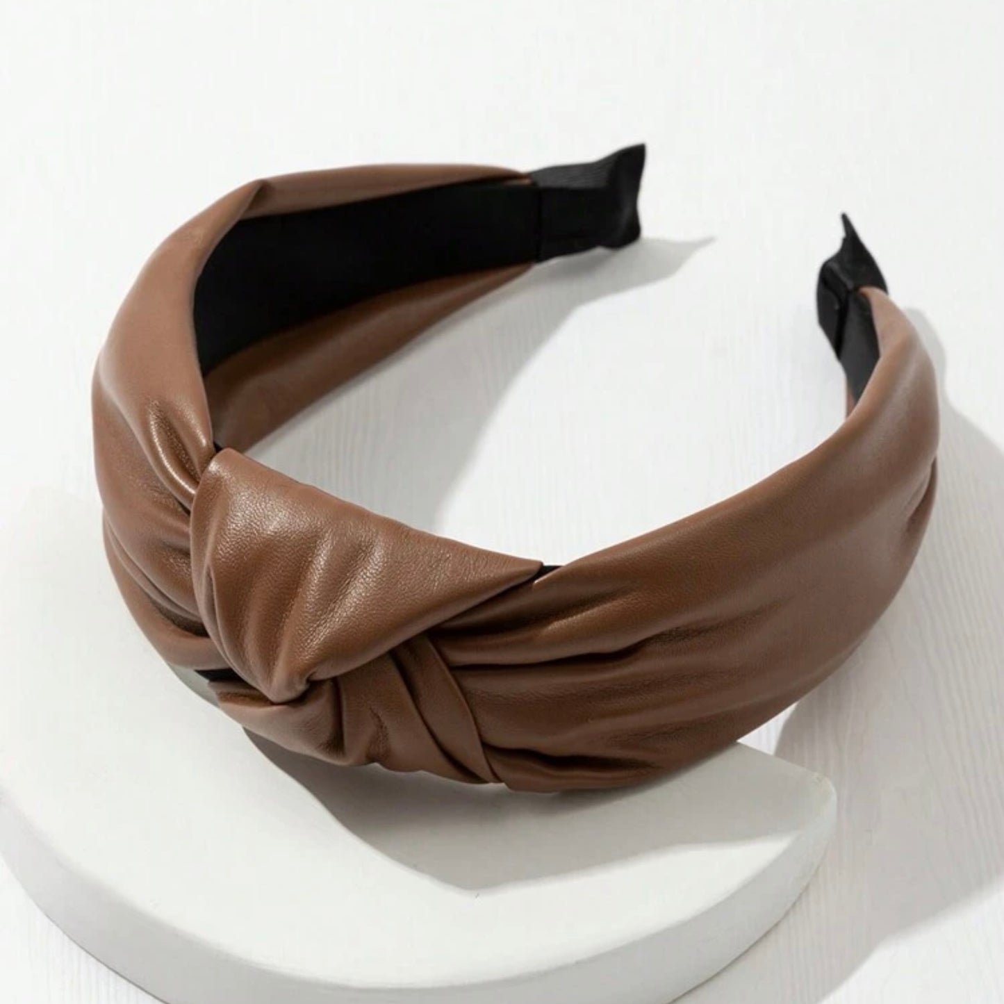 عصابة رأس جلدية