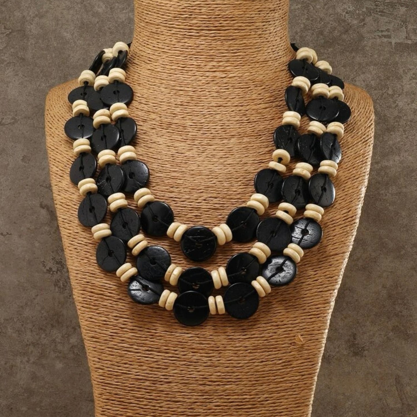 قلادة سوداء متعددة الطبقات