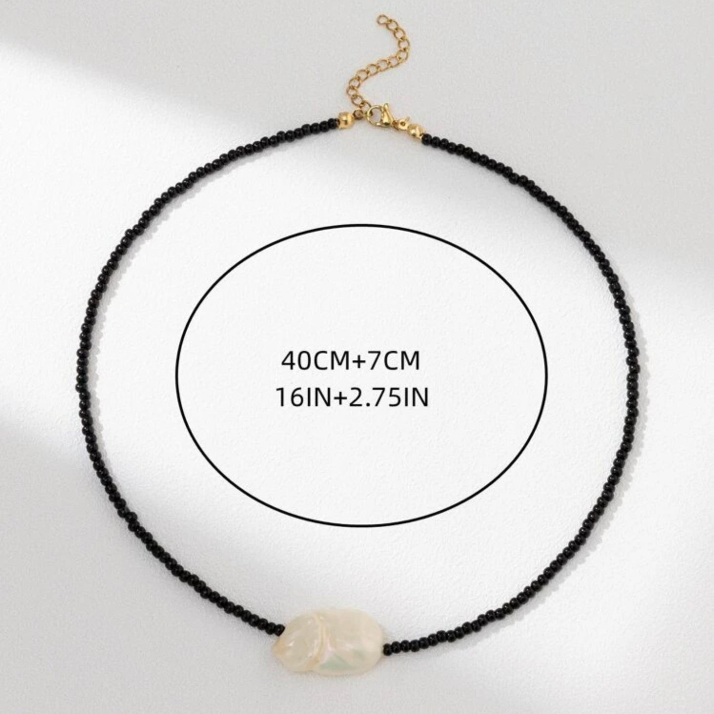 قلادة من الخرز الأسود