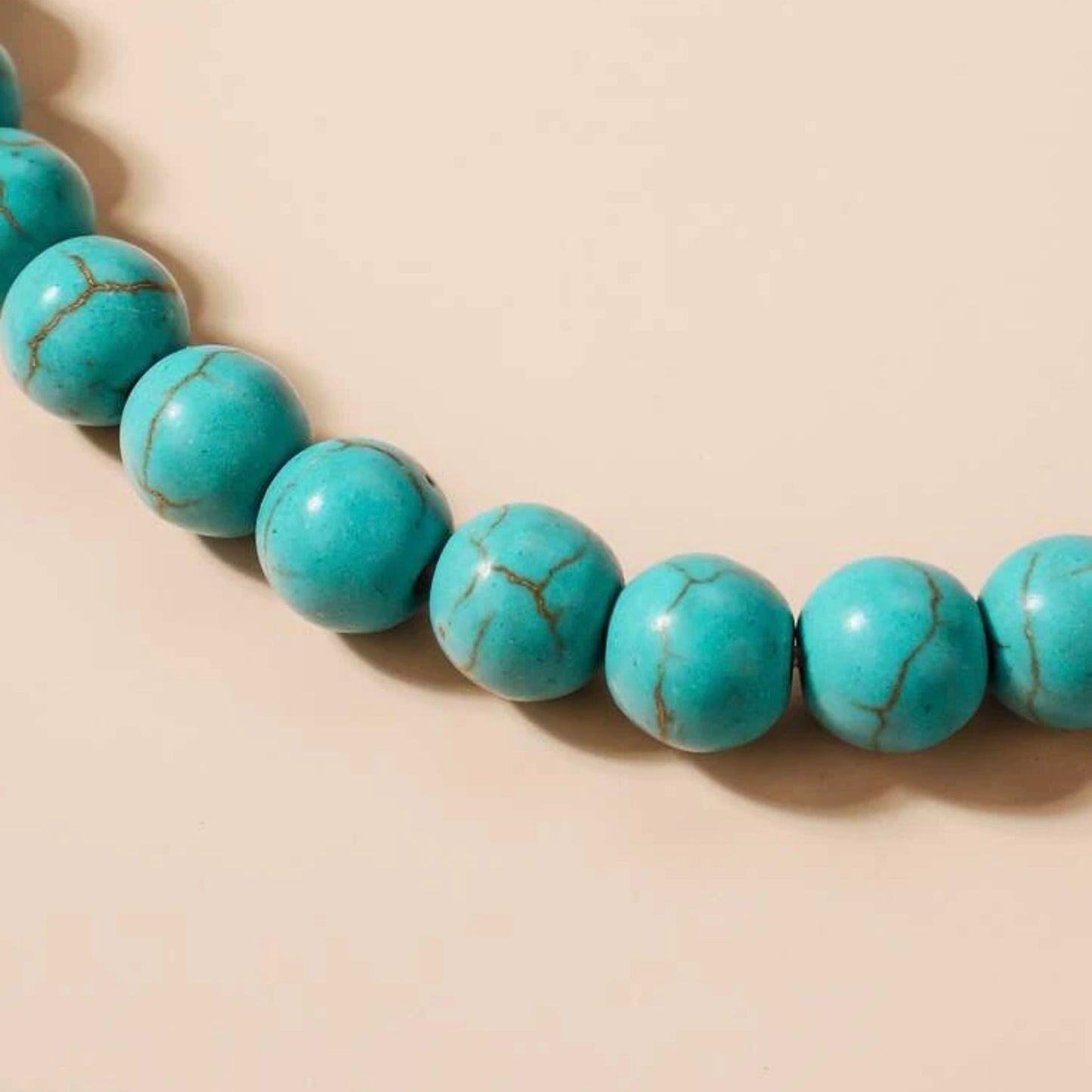 قلادة من الخرز الأزرق