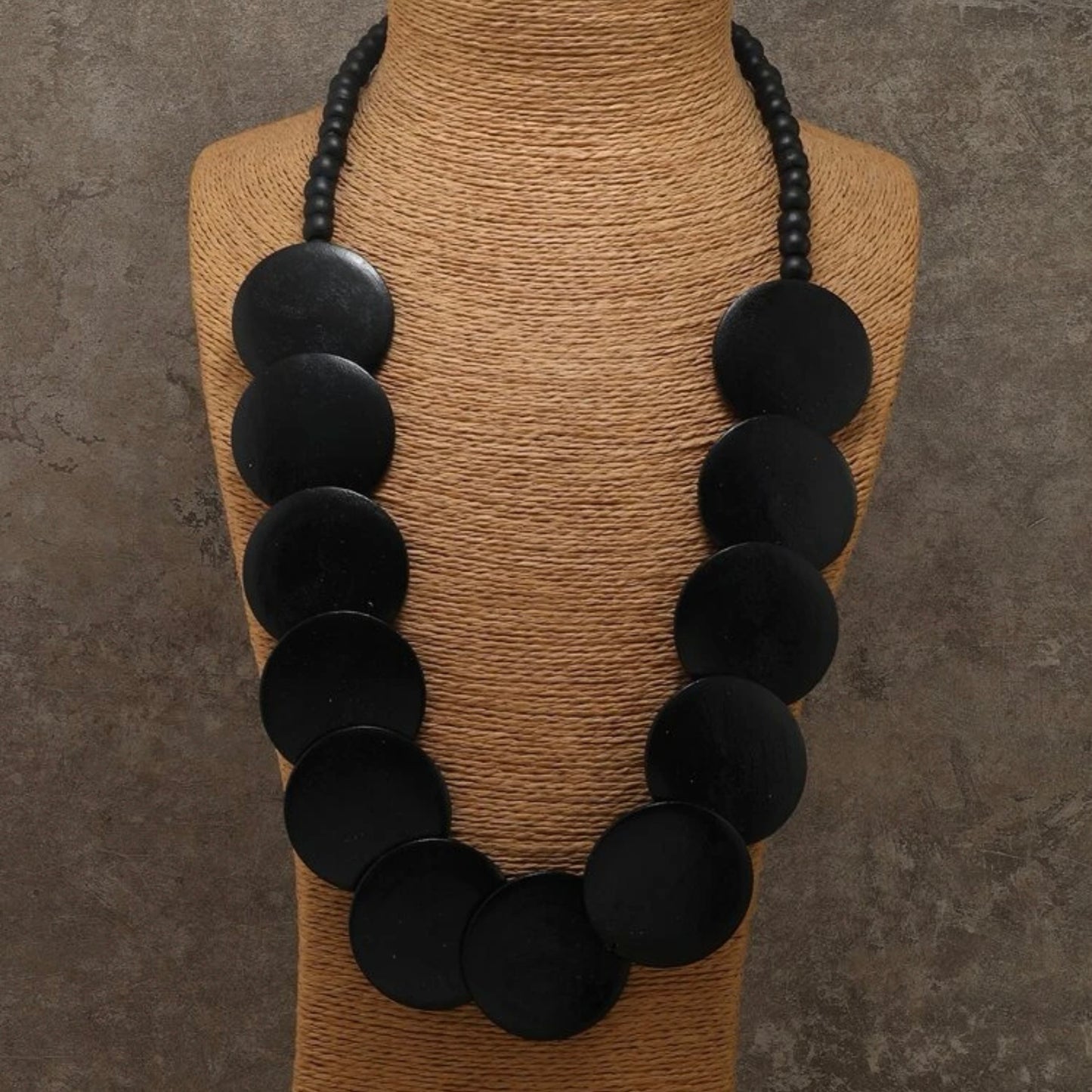 قلادة خشبية مستديرة