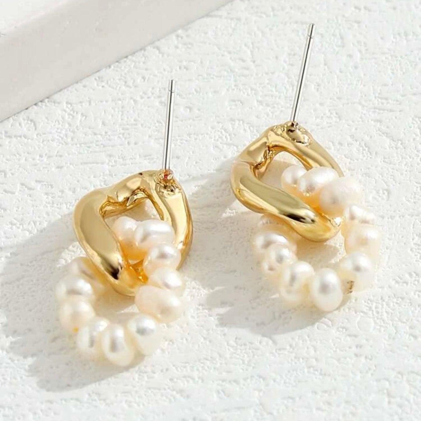 قرط لؤلؤ ذهبي