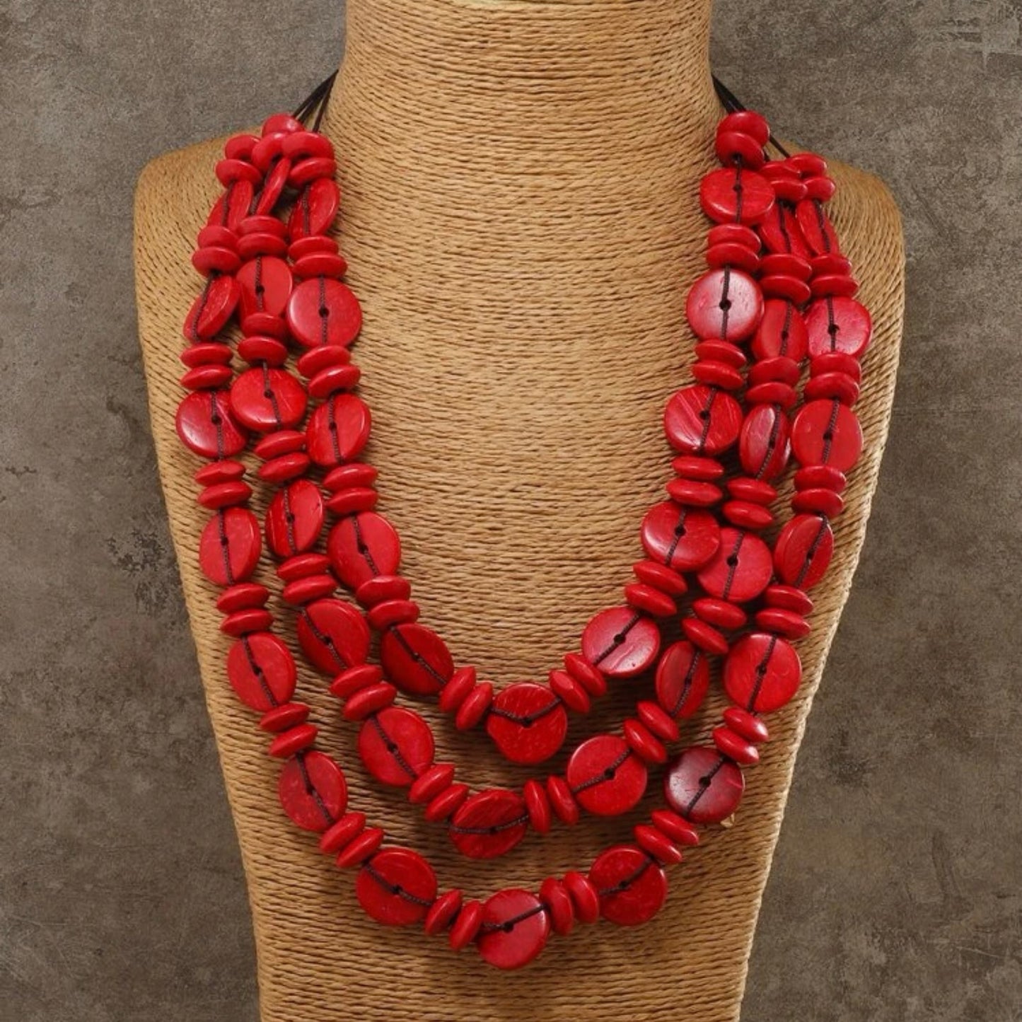 قلادة حمراء متعددة الطبقات