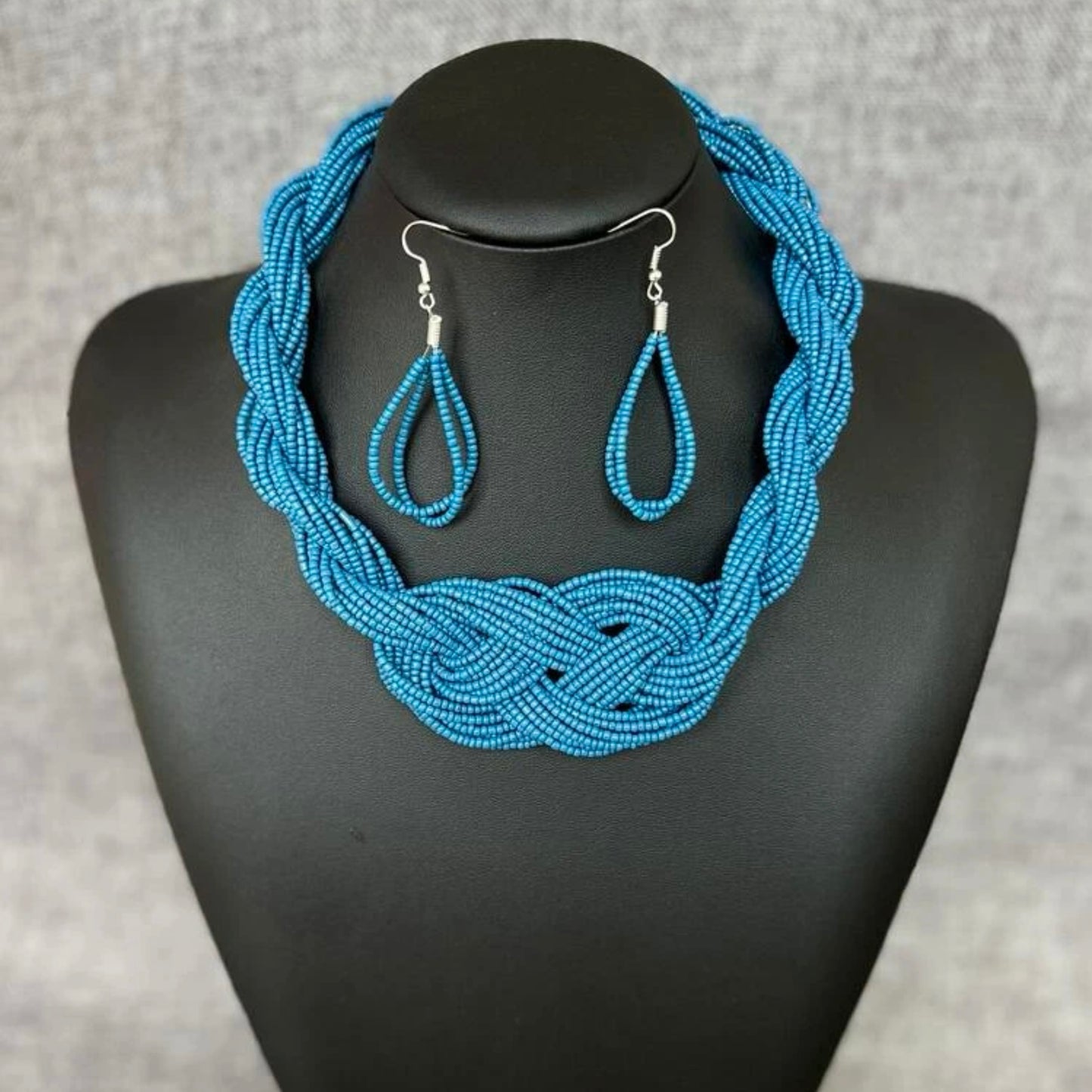 قلادة من الخرز الأزرق