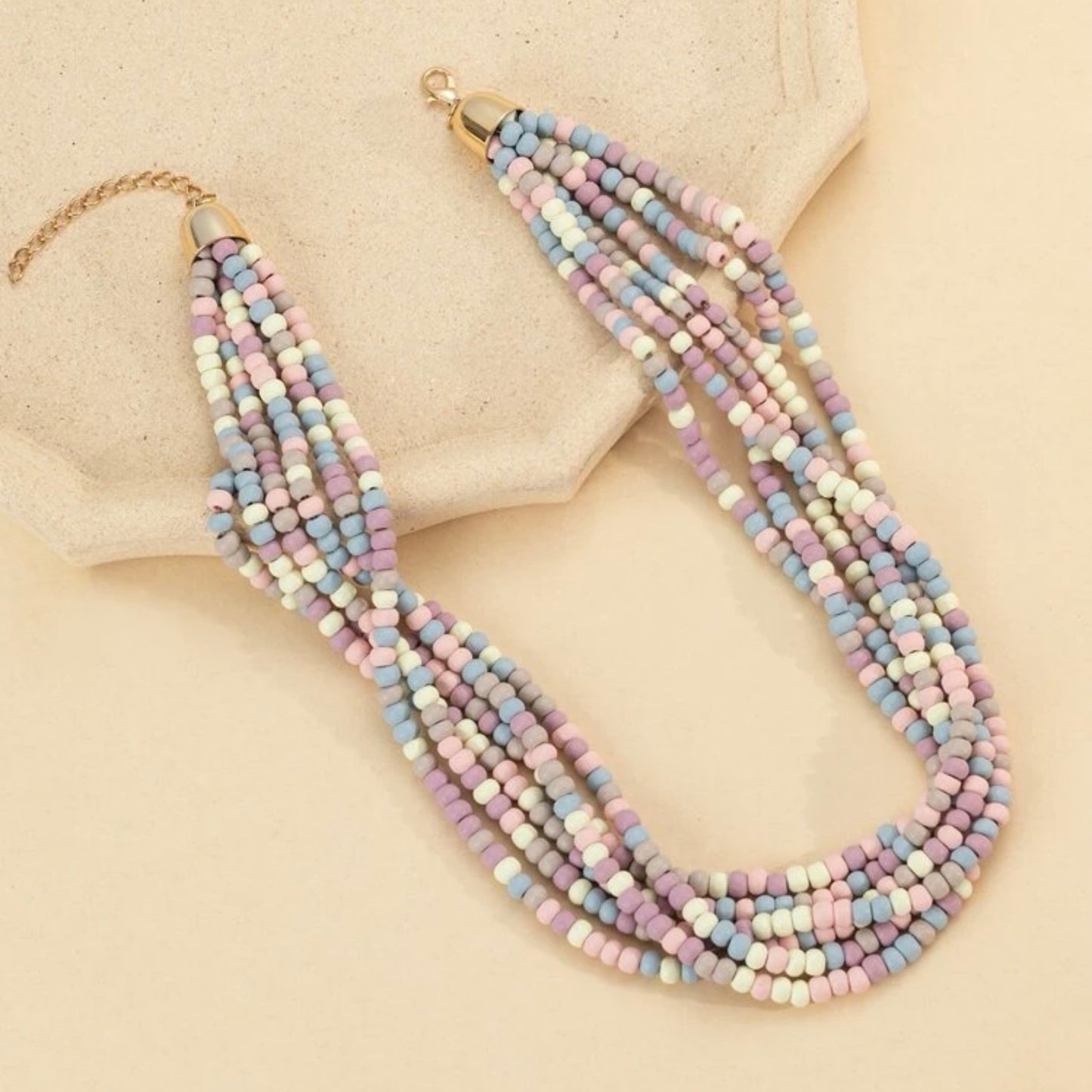 قلادة بألوان الباستيل