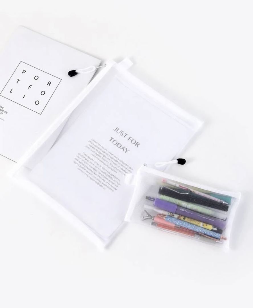 شبكة من الورق وحقيبة أقلام الرصاص