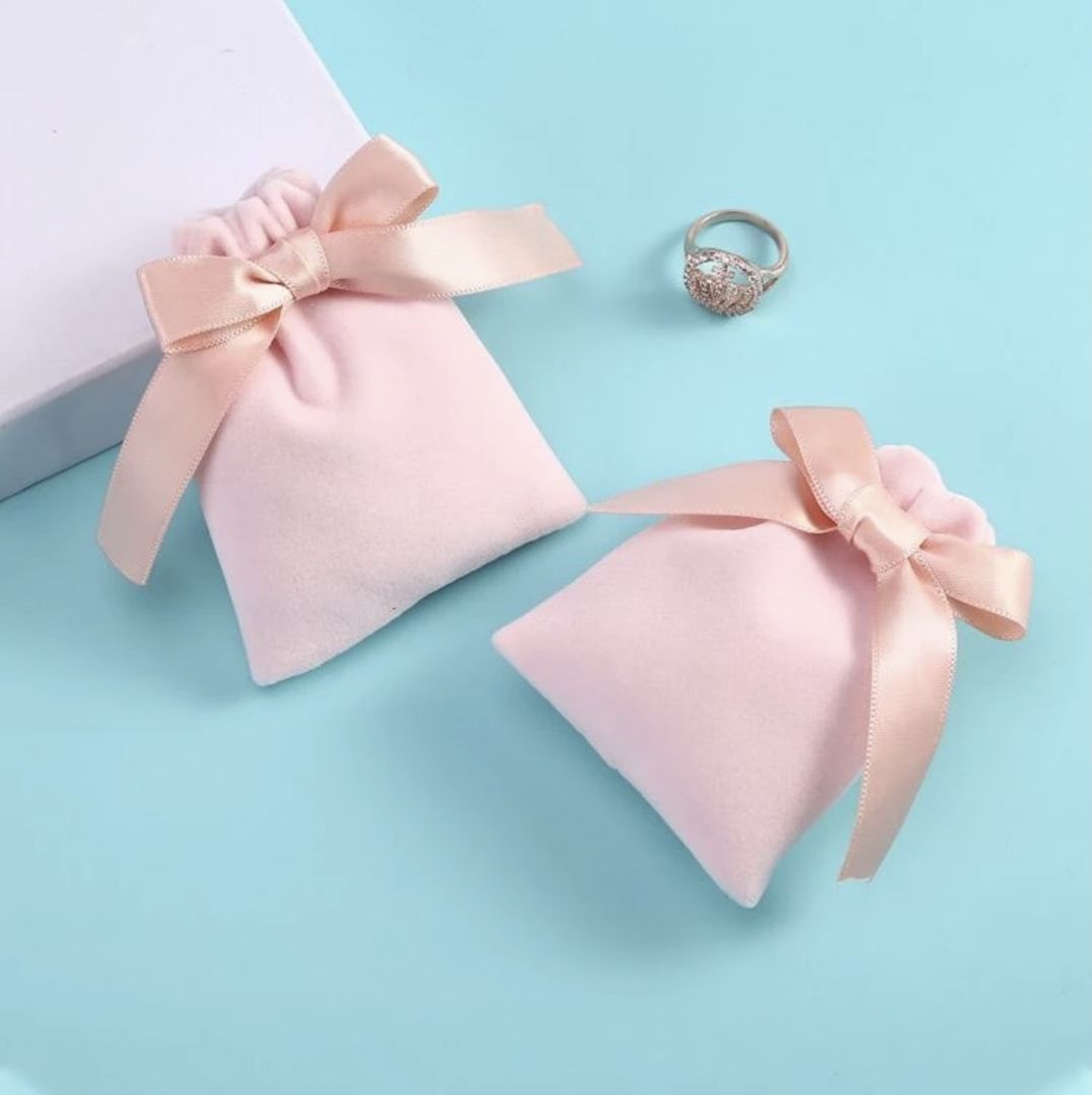 حقيبة مخملية صغيرة