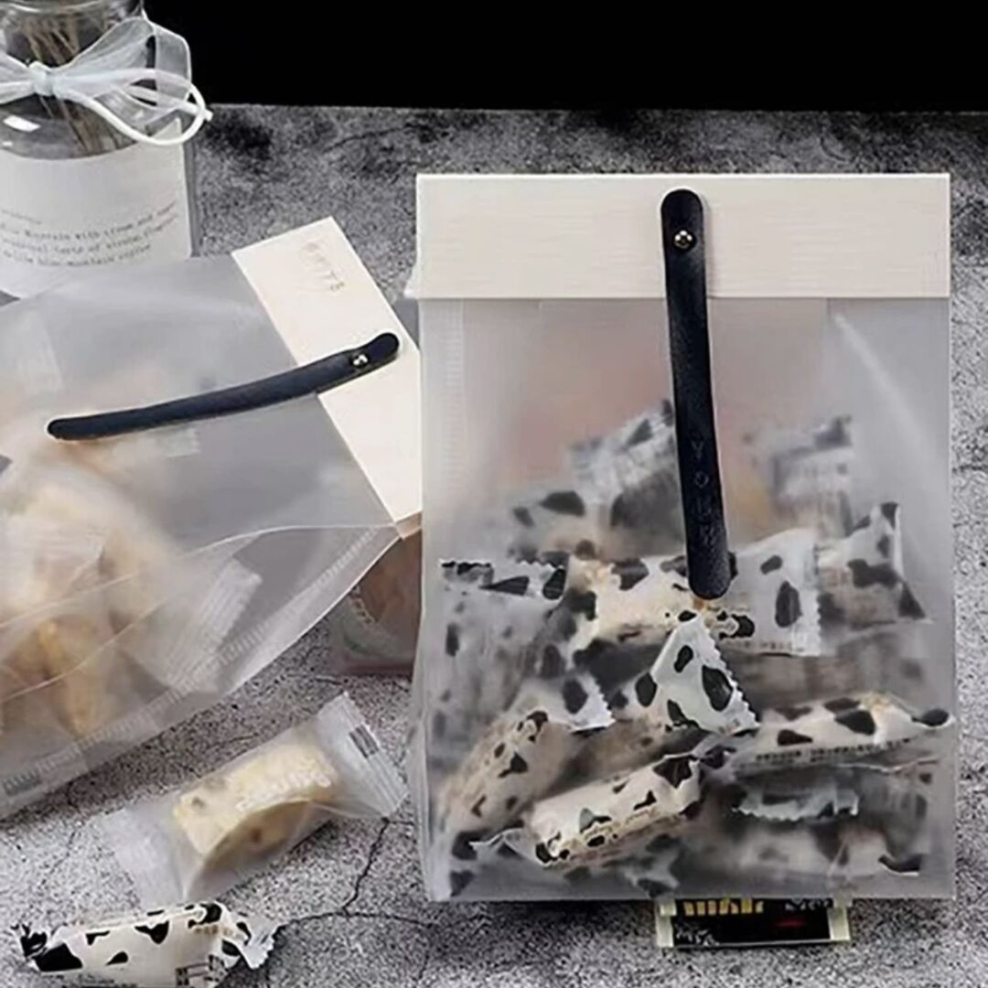 THICK PLASTIC BAG WITH LEATHER BELT