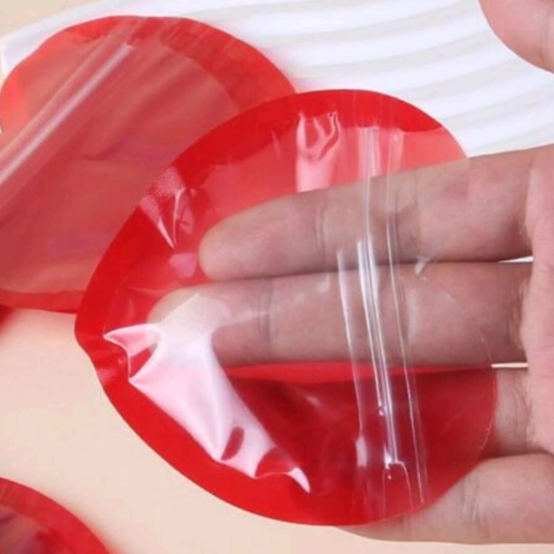 كيس من البلاستيك على شكل قلب