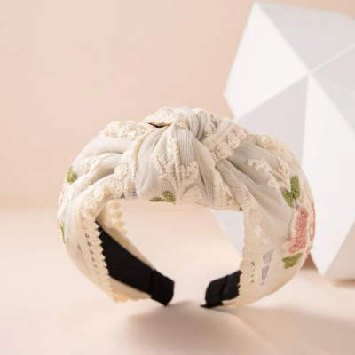 عصابة رأس من الدانتيل