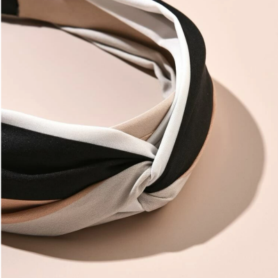 عصابة رأس باللونين الأبيض والأسود