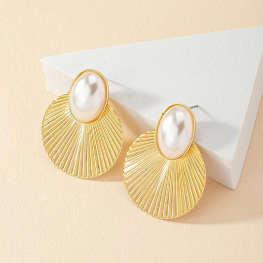Gold pearl earring
